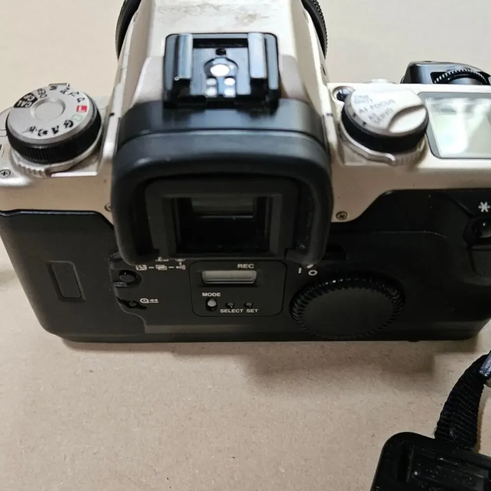 Canon EOS Elan II 35mm SLR Film Camera w/ EF 50mm f/1.4 USM Lens + Strap